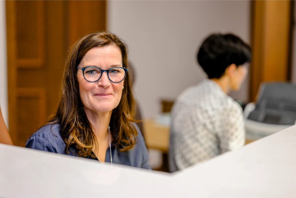 Lächelnde Frau mit Brille.