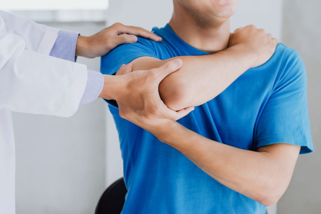 Arzt untersucht Patienten vor einer möglichen Axomera Therapie